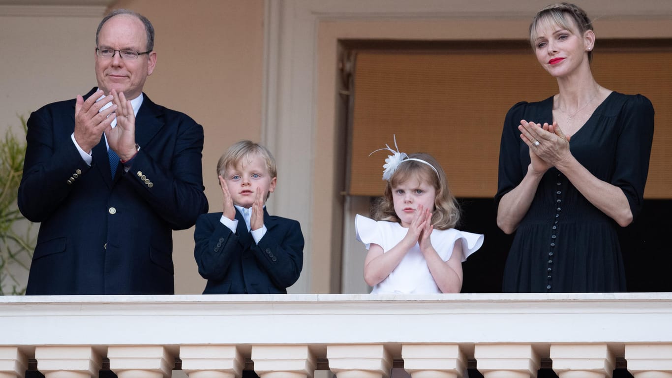 Albert II.: Seine Kinder Jacques und Gabriella sowie seine Ehefrau Charlène im Juni 2020 in Monaco.