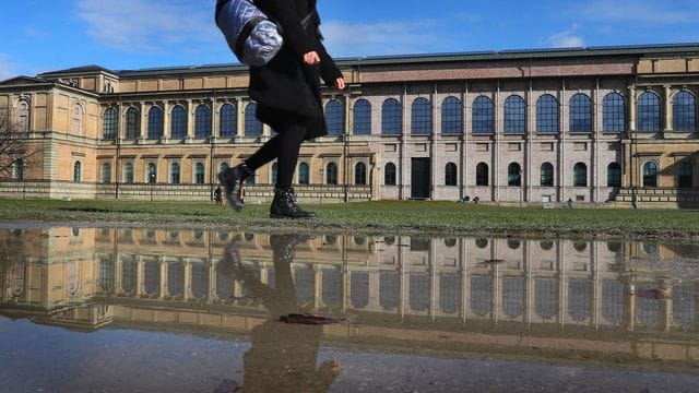 Regenpfütze vor der Alten Pinakothek