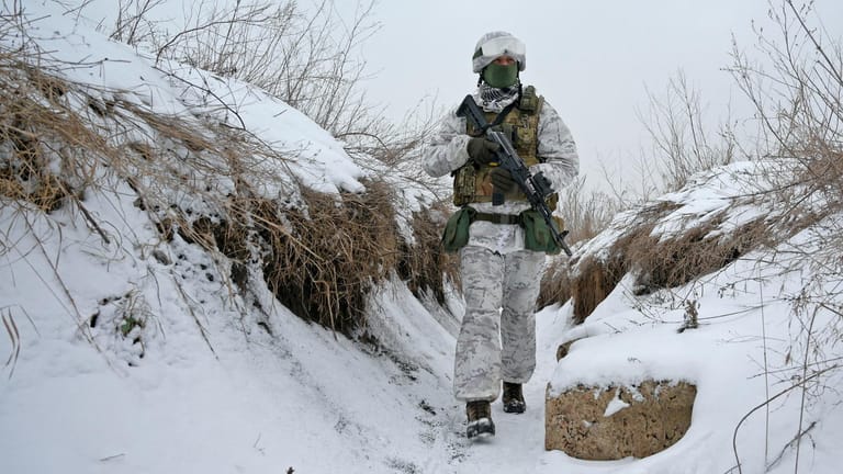 Ein ukrainischer Soldat in der Region Donetsk: Militärisch ist die Ukraine der Atommacht Russland deutlich unterlegen.