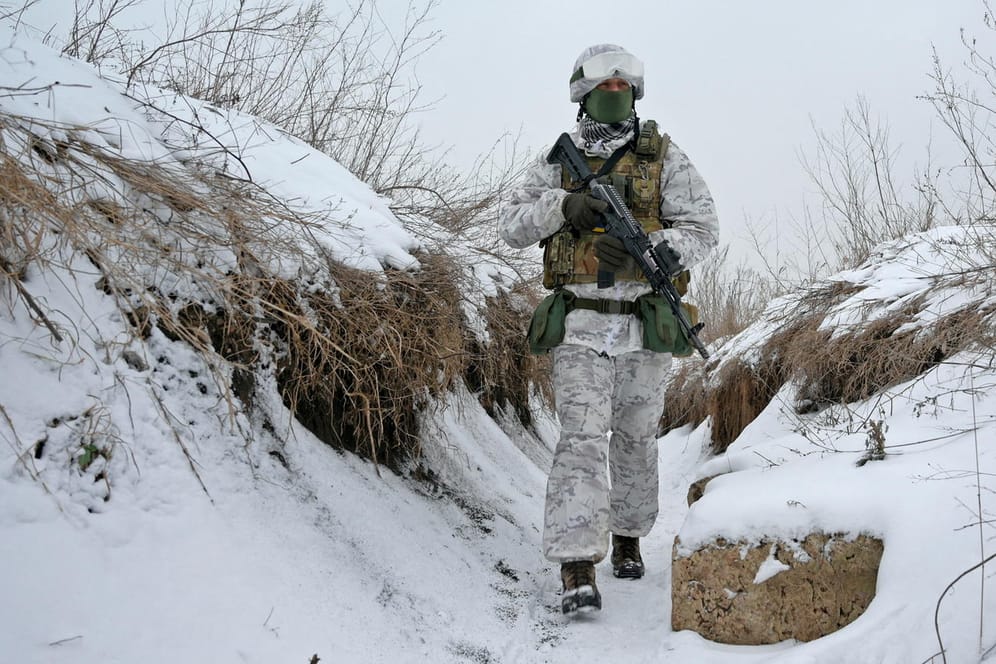 Ein ukrainischer Soldat in der Region Donetsk: Militärisch ist die Ukraine der Atommacht Russland deutlich unterlegen.