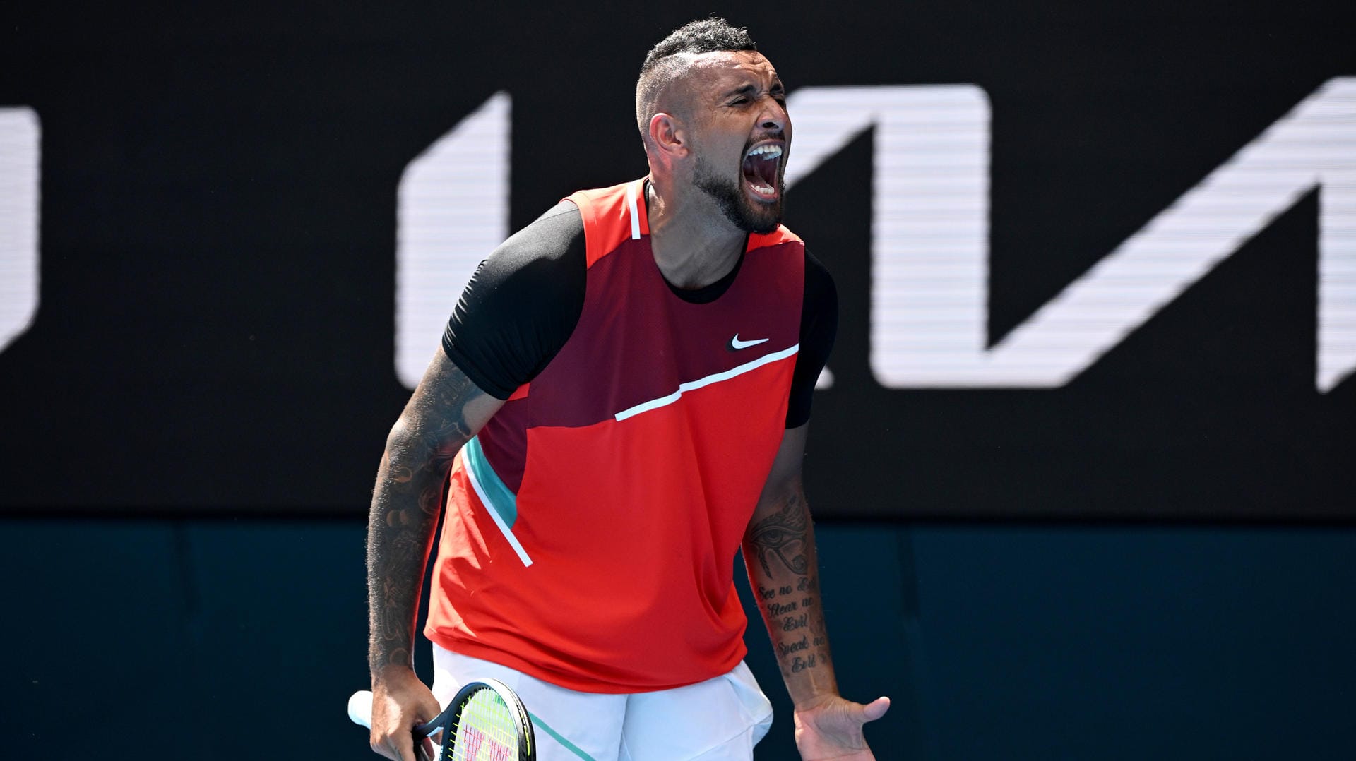 Tennisprofi Nick Kyrgios fiel wieder einmal mit einer ausfälligen Geste auf. Diesmal waren Fans auf der Tribüne das Ziel seiner Entgleisung.