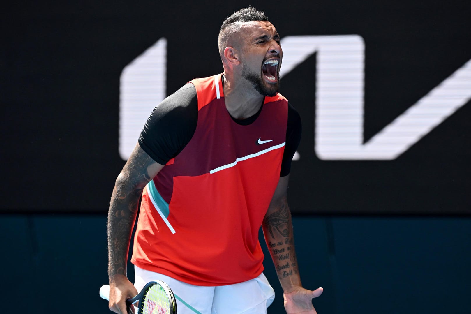 Tennisprofi Nick Kyrgios fiel wieder einmal mit einer ausfälligen Geste auf. Diesmal waren Fans auf der Tribüne das Ziel seiner Entgleisung.