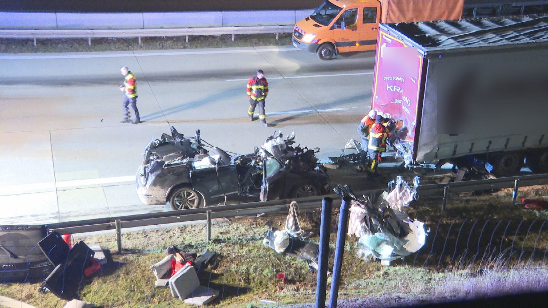 Das völlig zerfetzte Wrack auf der A9: Der Fahrer war unter den Laster geraten, das Auto verkeilte sich dort.