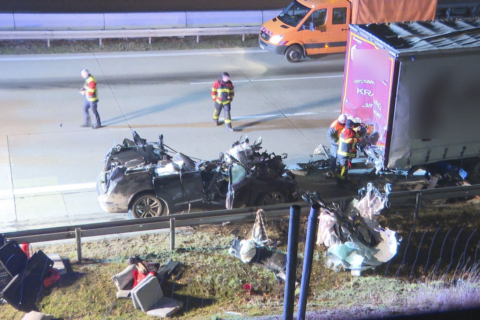 Das völlig zerfetzte Wrack auf der A9: Der Fahrer war unter den Laster geraten, das Auto verkeilte sich dort.