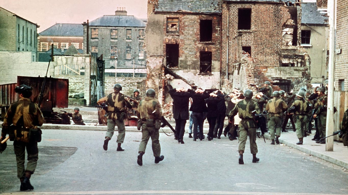 Bloody Sunday 1972 im nordirischen Derry: Britische Soldaten erschossen mehr als ein Dutzend Unbewaffnete, Boris Johnson will heute als Premier die Strafverfolgung unmöglich machen.