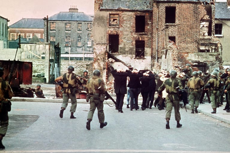 Bloody Sunday 1972 im nordirischen Derry: Britische Soldaten erschossen mehr als ein Dutzend Unbewaffnete, Boris Johnson will heute als Premier die Strafverfolgung unmöglich machen.
