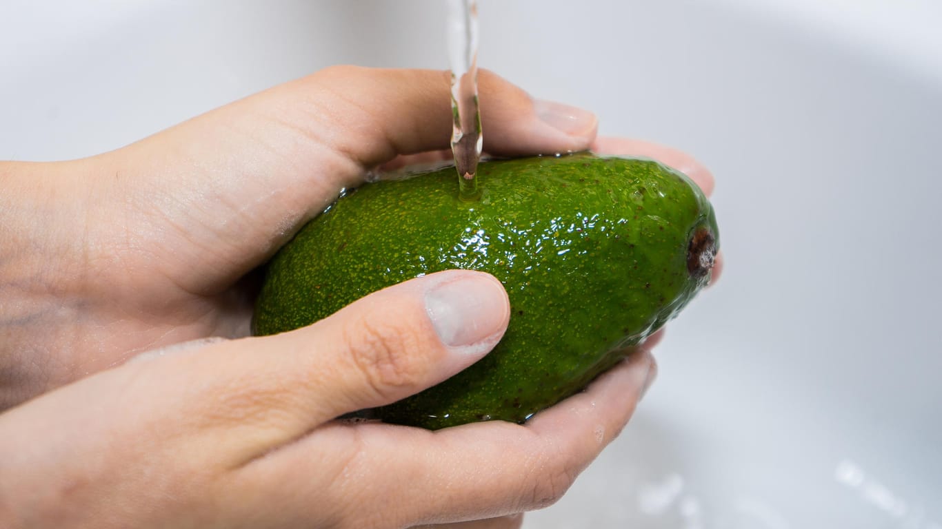 Avocado: Vor dem Verzehr sollte die Frucht abgewaschen werden, auch wenn die Schale nicht essbar ist.