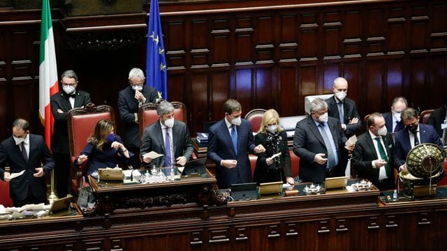 Im italienischen Parlament werden die Stimmzettel ausgezählt.