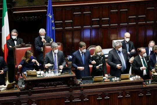 Im italienischen Parlament werden die Stimmzettel ausgezählt.