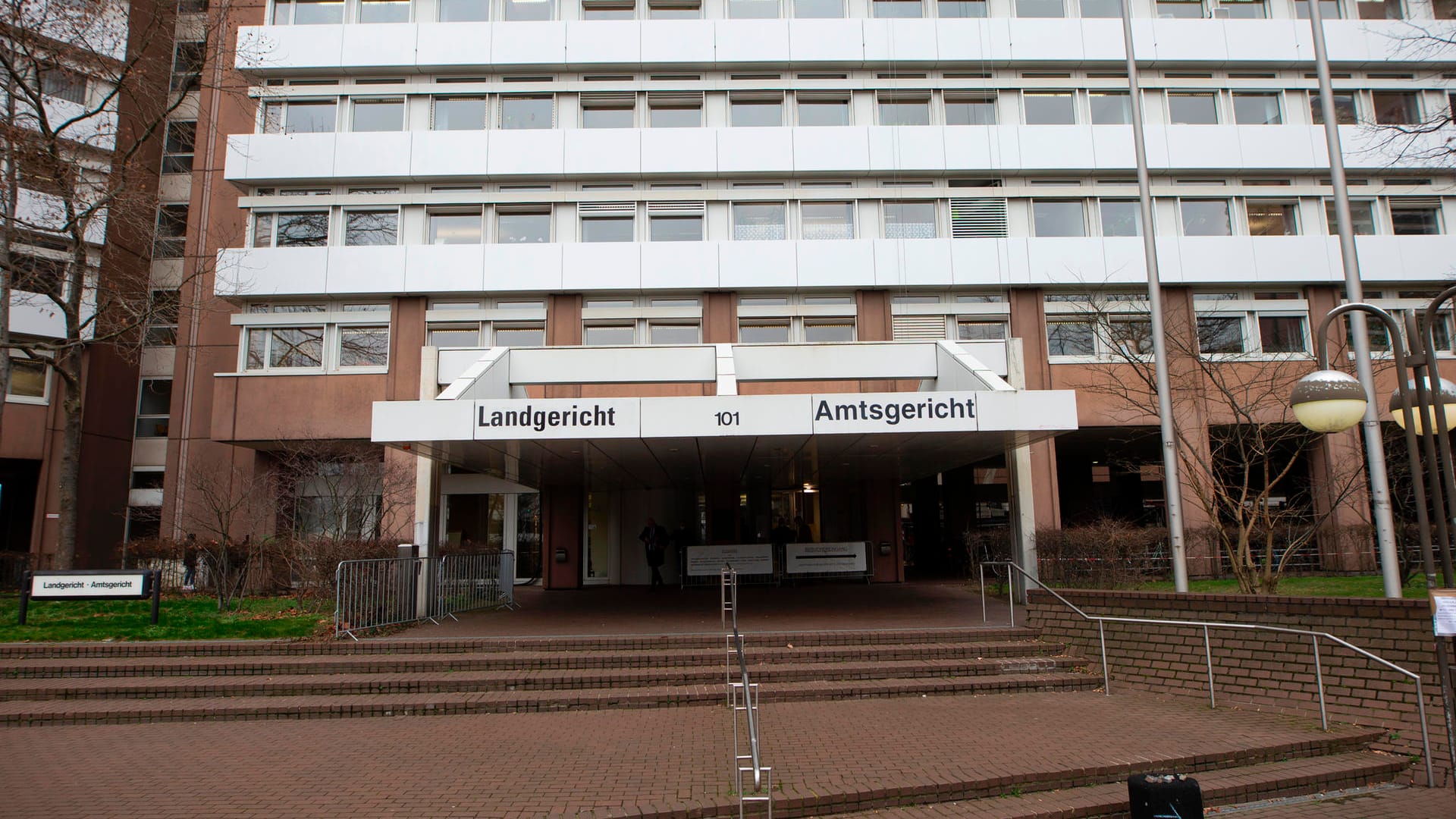 Der Eingang zum Landgericht und Amtsgericht auf dem Gelände des Justizzentrums Köln: Für den Prozess gegen den früheren Reemtsma-Entführer Drach hat das Gericht 53 Verhandlungstage angesetzt. Der Eingang zum Landgericht und Amtsgericht auf dem Gelände des Justizzentrums Köln: Für den Prozess gegen den früheren Reemtsma-Entführer Drach hat das Gericht 53 Verhandlungstage angesetzt.