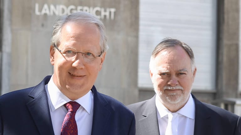 Hannovers ehemaliger Oberbürgermeister Stefan Schostok SPD (links): Sein Freispruch wurde vom Gericht aufgehoben.