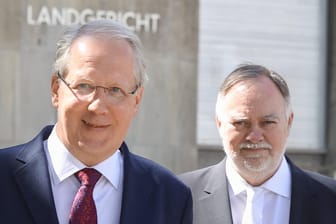 Hannovers ehemaliger Oberbürgermeister Stefan Schostok SPD (links): Sein Freispruch wurde vom Gericht aufgehoben.
