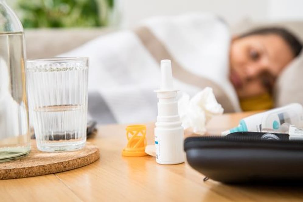 Nasenspray und andere klassische Erkältungshilfsmittel können auch bei leichten Corona-Beschwerden helfen.