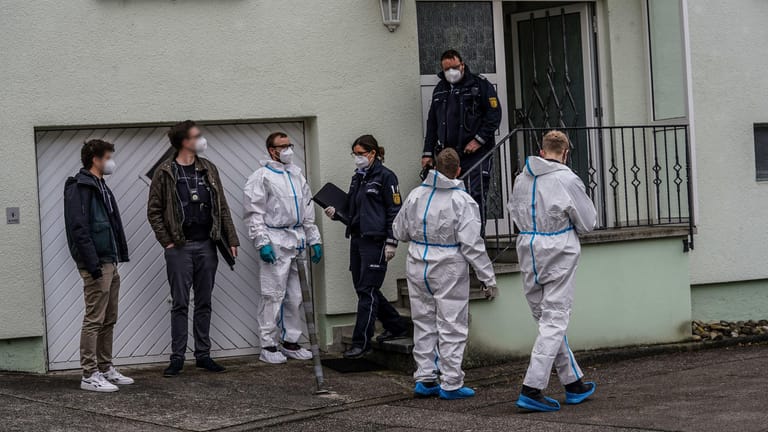 Zahlreiche Einsatzkräfte sind vor dem Haus in Wernau (Kreis Esslingen) zu sehen: Darin waren zuvor zwei tote Menschen entdeckt worden.