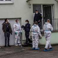 Zahlreiche Einsatzkräfte sind vor dem Haus in Wernau (Kreis Esslingen) zu sehen: Darin waren zuvor zwei tote Menschen entdeckt worden.