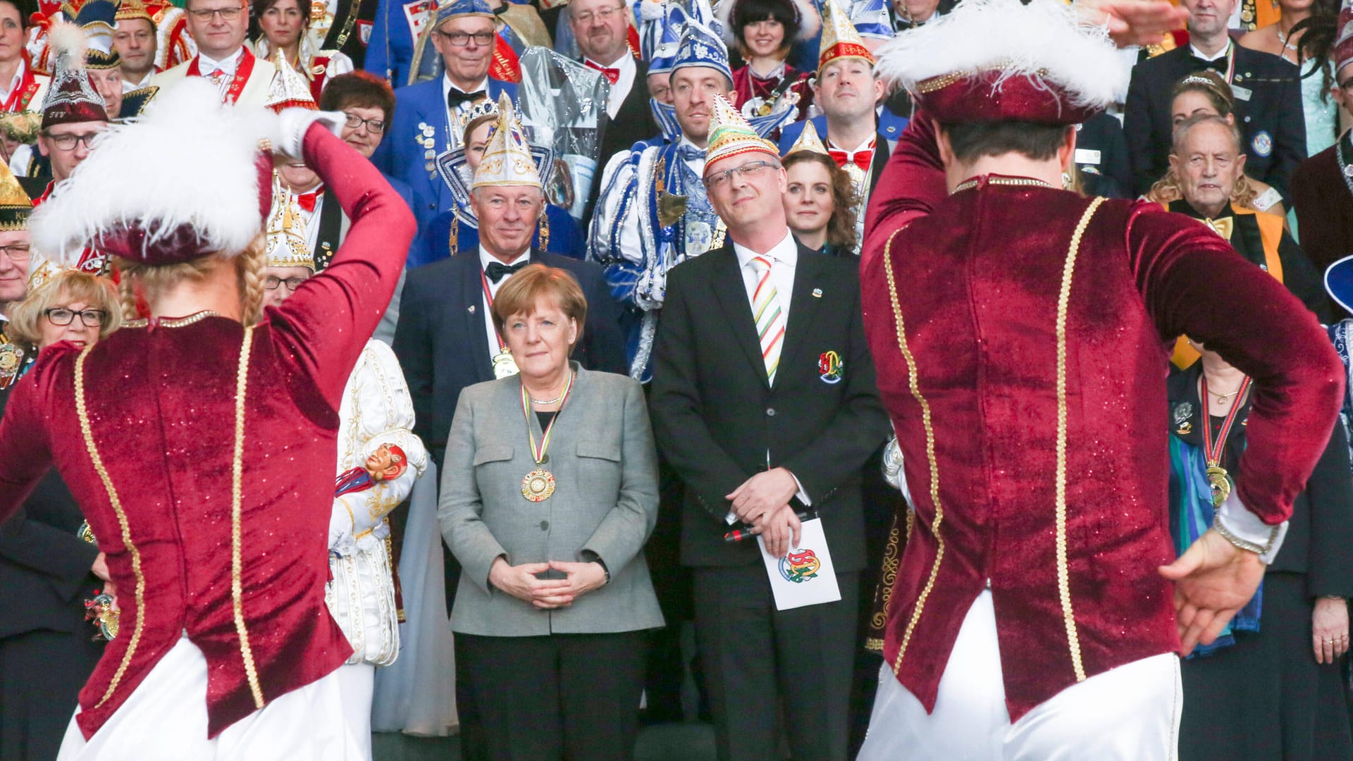 Bundeskanzlerin Angela Merkel mit BDK-Präsident Klaus Ludwig Fess bei einer Karnevalsveranstaltung: "Der Schaden für das Brauchtum ist maximal." Bundeskanzlerin Angela Merkel mit BDK-Präsident Klaus Ludwig Fess bei einer Karnevalsveranstaltung: "Der Schaden für das Brauchtum ist maximal."