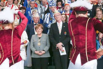 Bundeskanzlerin Angela Merkel mit BDK-Präsident Klaus Ludwig Fess bei einer Karnevalsveranstaltung: "Der Schaden für das Brauchtum ist maximal."