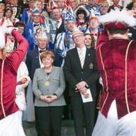 Bundeskanzlerin Angela Merkel mit BDK-Präsident Klaus Ludwig Fess bei einer Karnevalsveranstaltung: "Der Schaden für das Brauchtum ist maximal."