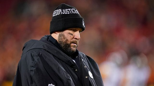 Beendet seine Football-Karriere: Quarterback Ben Roethlisberger von den Pittsburgh Steelers verlässt das Spielfeld. Beendet seine Football-Karriere: Quarterback Ben Roethlisberger von den Pittsburgh Steelers verlässt das Spielfeld.