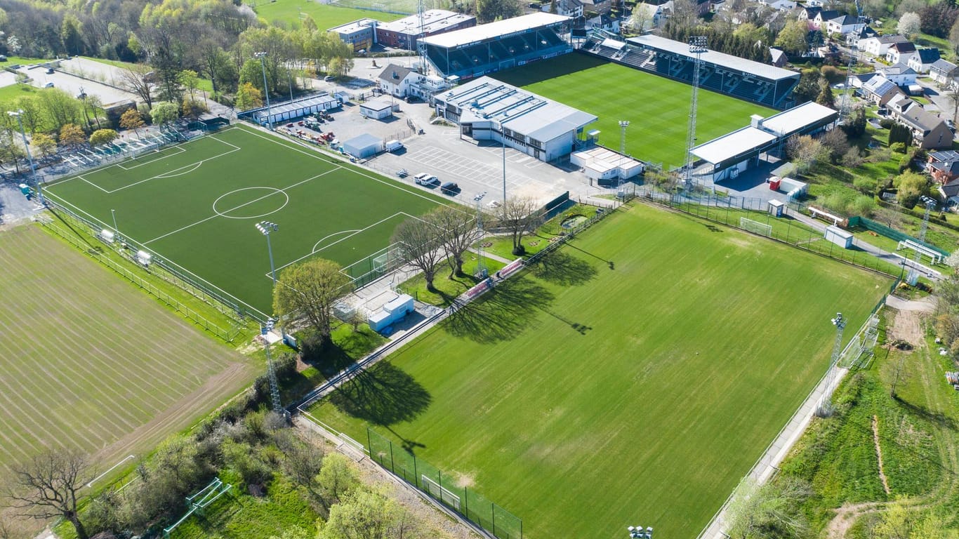 Luftaufnahme des Klubgeländes der KAS Eupen am Kehrwegstadion: vorne rechts ist der einzige Trainingsplatz der Profimannschaft zu sehen.