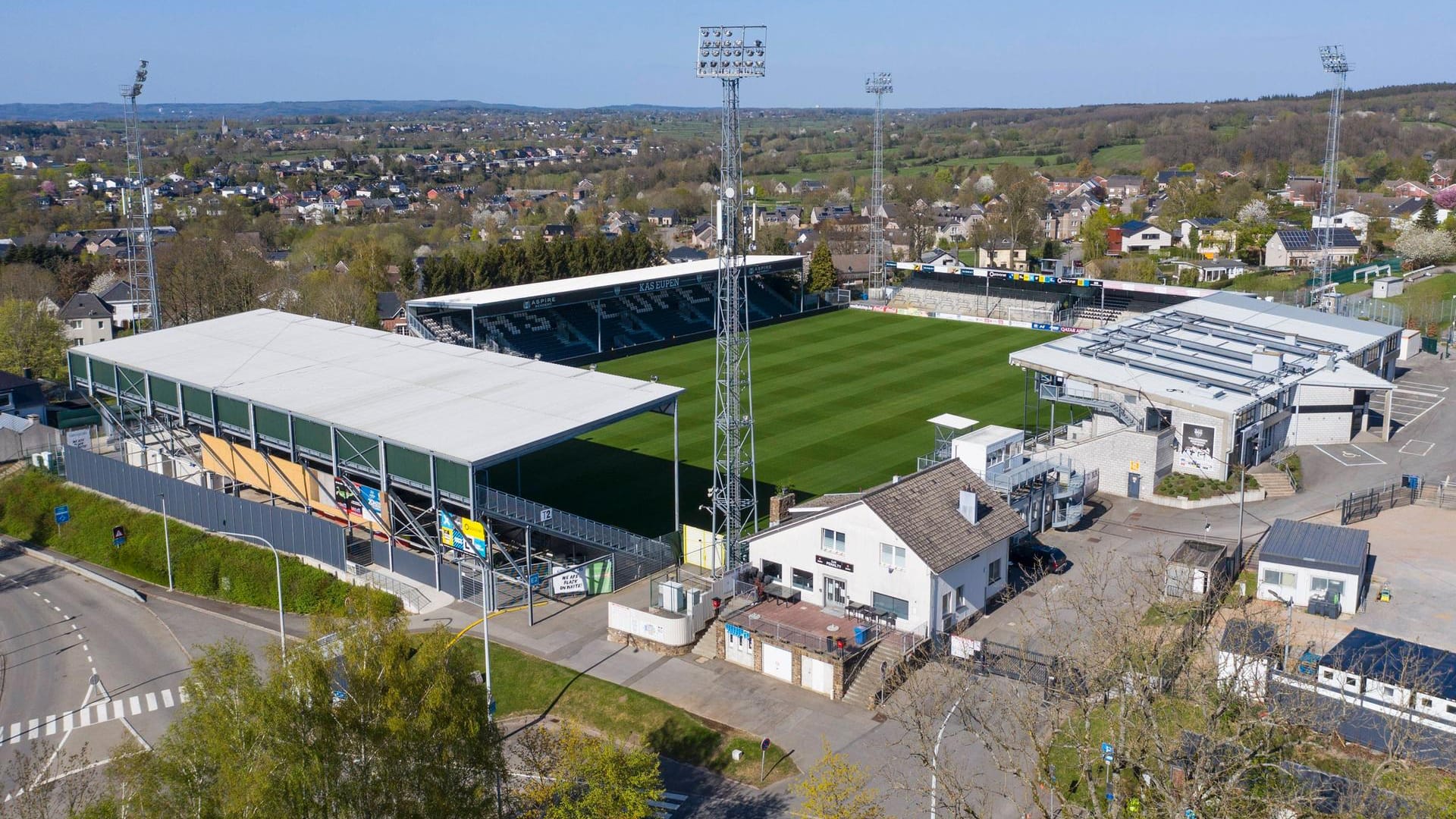 Das Kehrwegstadion in Eupen bietet gut 8.000 Besuchern Platz. Der Publikumsschnitt liegt bei nur gut 2.000 pro Partie.