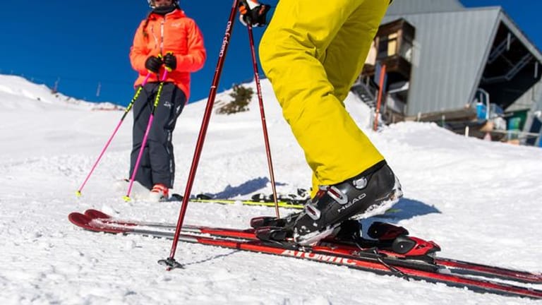 Einsteigen, losfahren: Das sollten Skifahrer mit einem künstlichen Gelenk nicht einfach tun.