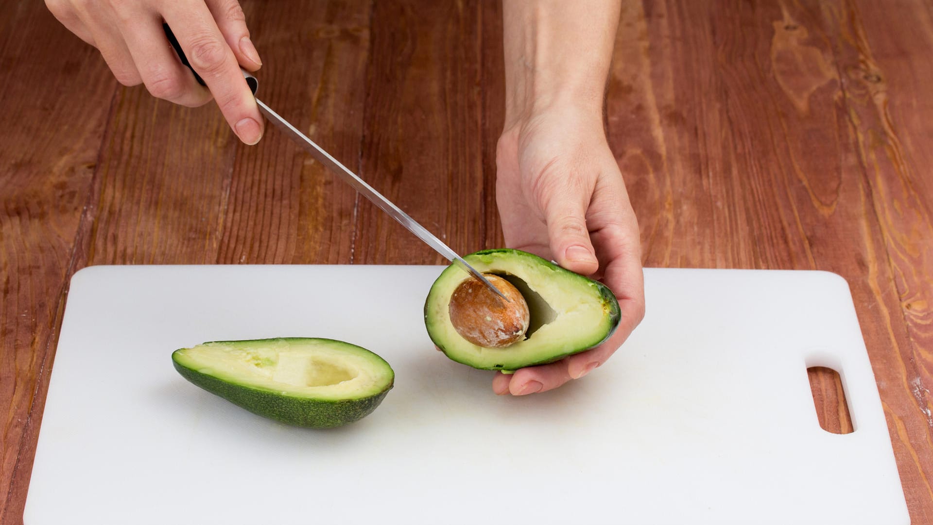 Avocado: Mit kleinen Tricks lassen sich Avocados einfach aufschneiden und zubereiten.