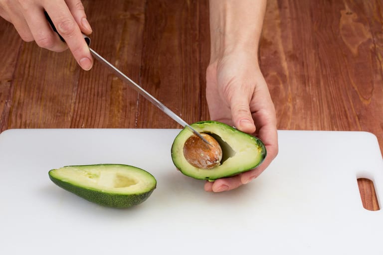 Avocado: Mit kleinen Tricks lassen sich Avocados einfach aufschneiden und zubereiten.