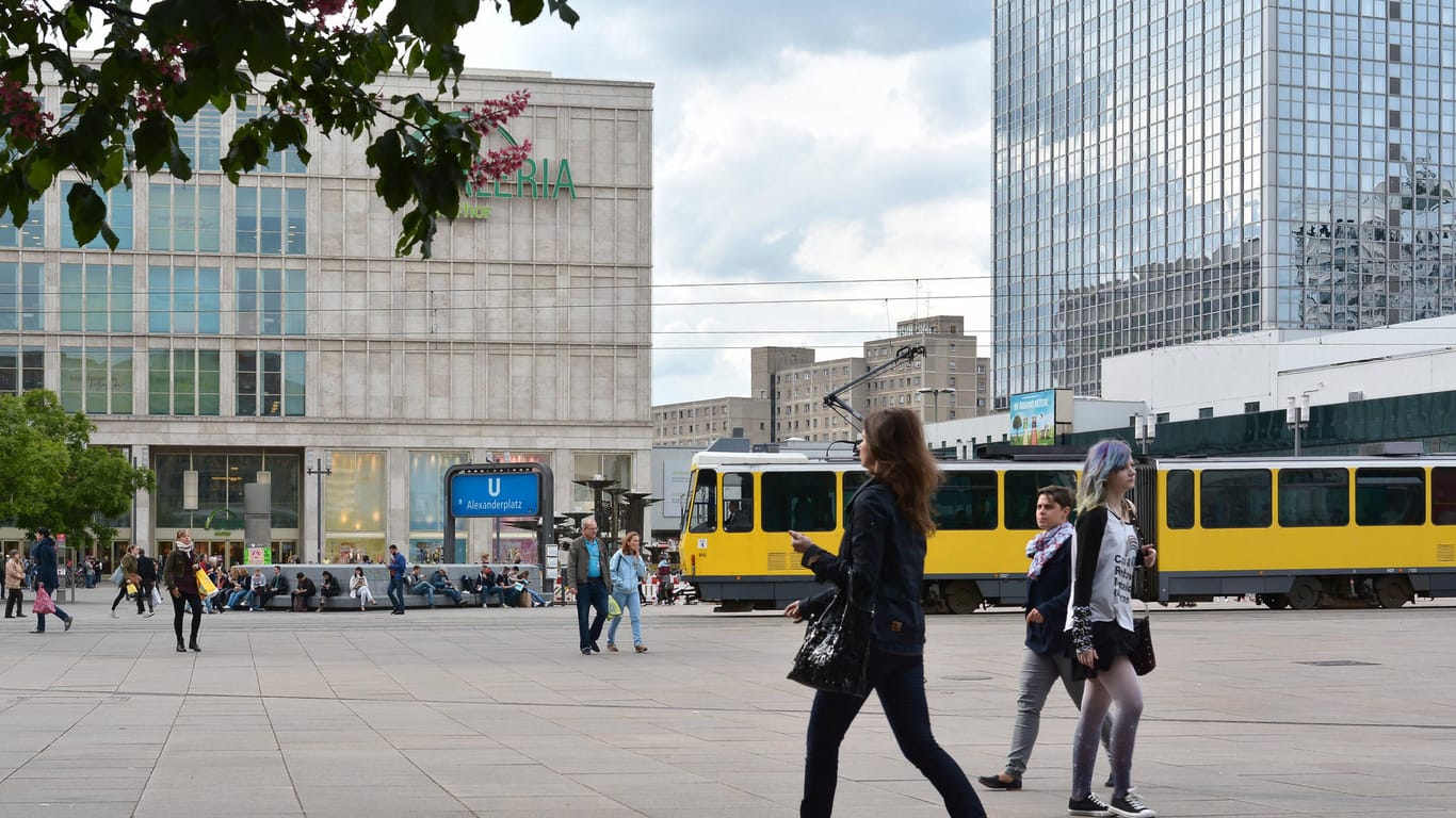 Menschen am Alexanderplatz in Berlin (Symbolbild): Fußgängerwege sollen Priorität haben.