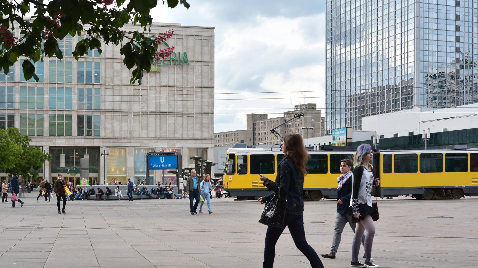 Menschen am Alexanderplatz in Berlin (Symbolbild): Fußgängerwege sollen Priorität haben. Menschen am Alexanderplatz in Berlin (Symbolbild): Fußgängerwege sollen Priorität haben.