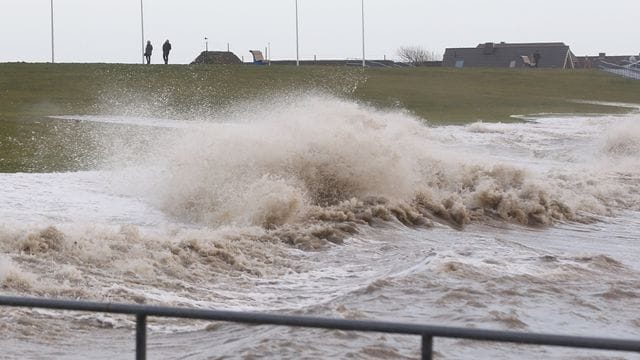 An der Nordseeküste könnte es zu einer Sturmflut kommen (Archivbild).