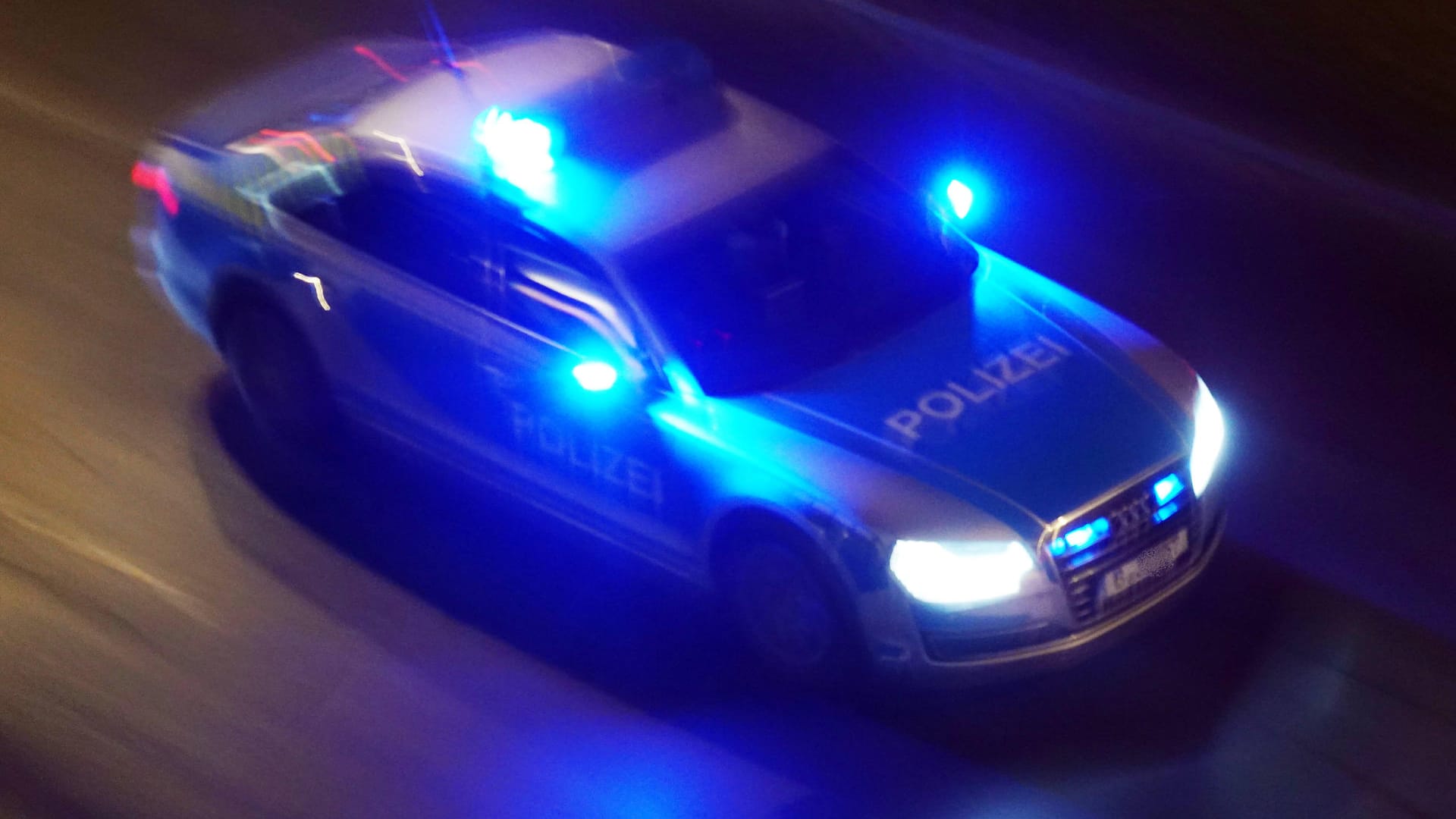 Polizeiauto mit Blaulicht (Symbolbild): Eine Hundertschaft rückte mit Einsatzfahrzeugen aus. Polizeiauto mit Blaulicht (Symbolbild): Eine Hundertschaft rückte mit Einsatzfahrzeugen aus.