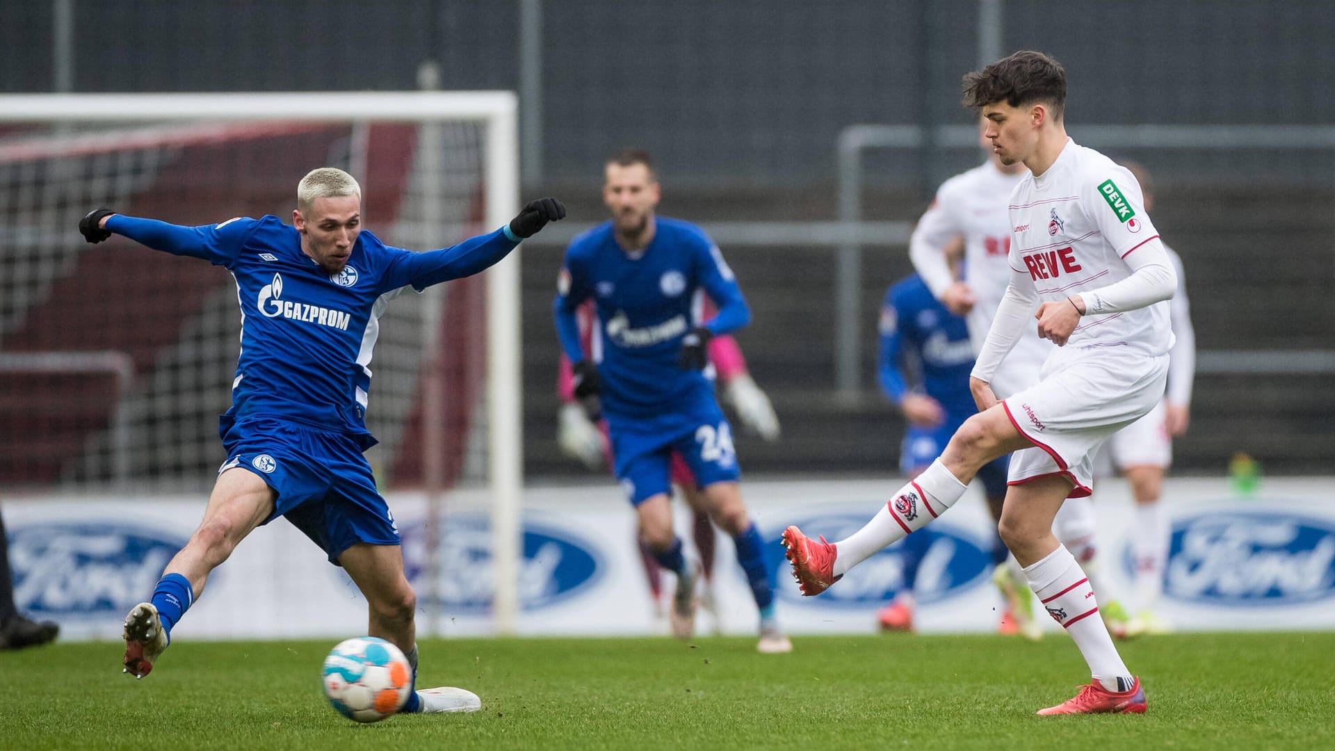 Rijad Smajic im Testspiel gegen Schalke 04: Trainer Baumgart lobte den 17. Jährigen nach seinem Einsatz.