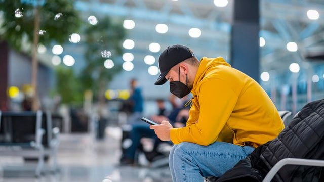 Wurde nach der Rückkehr von der EM positiv auf Corona getestet: Fabian Wiede in Bratislava auf dem Flughafen.