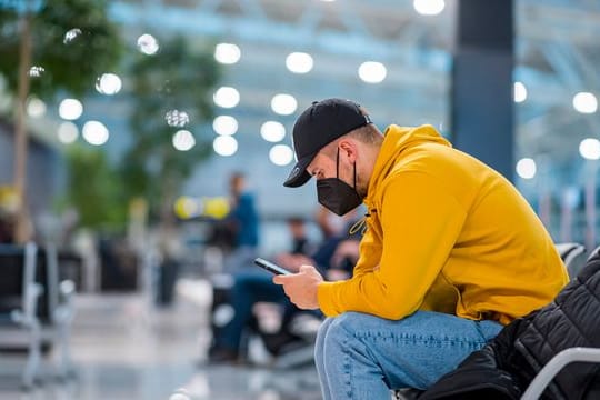 Wurde nach der Rückkehr von der EM positiv auf Corona getestet: Fabian Wiede in Bratislava auf dem Flughafen.