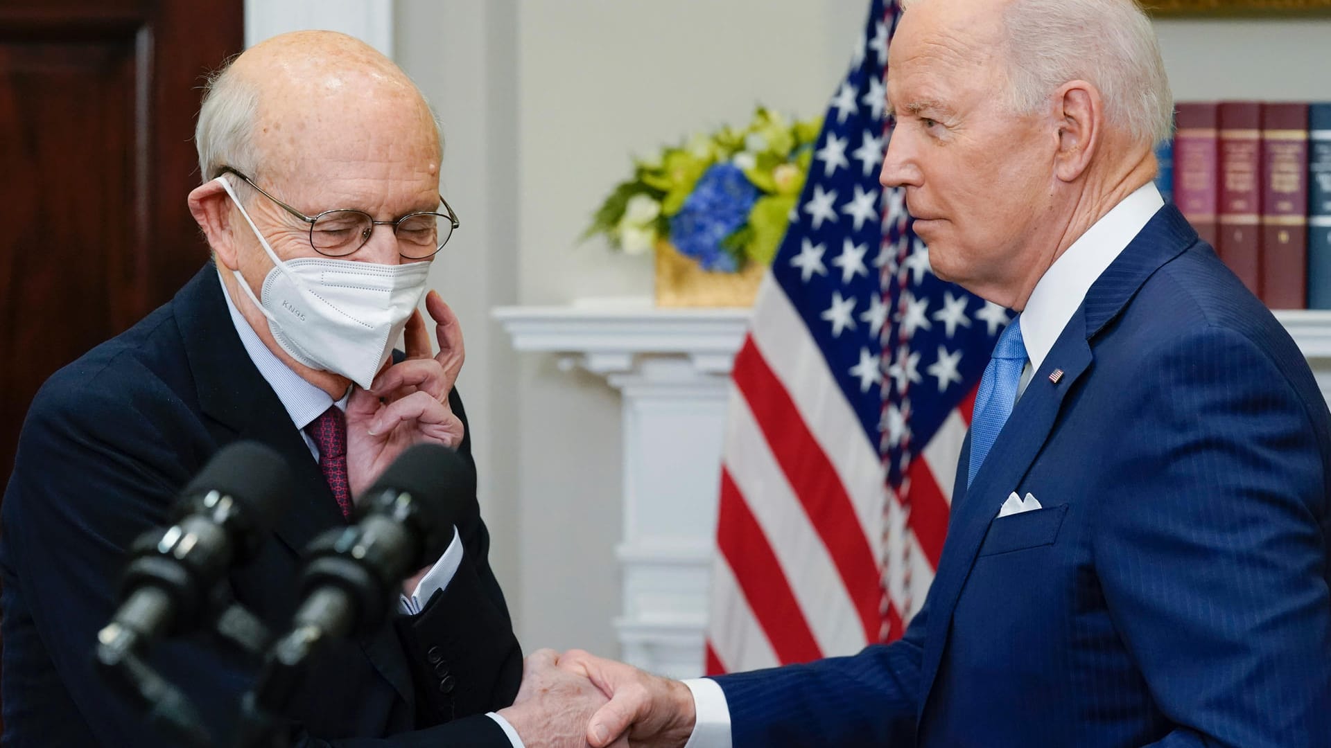 Joe Biden (r) und Stephen Breyer (l), der sich vom Supreme Court zurückziehen wird: Der US-Präsident will erstmals eine schwarze Frau an die Spitze des US-Gerichts bringen.