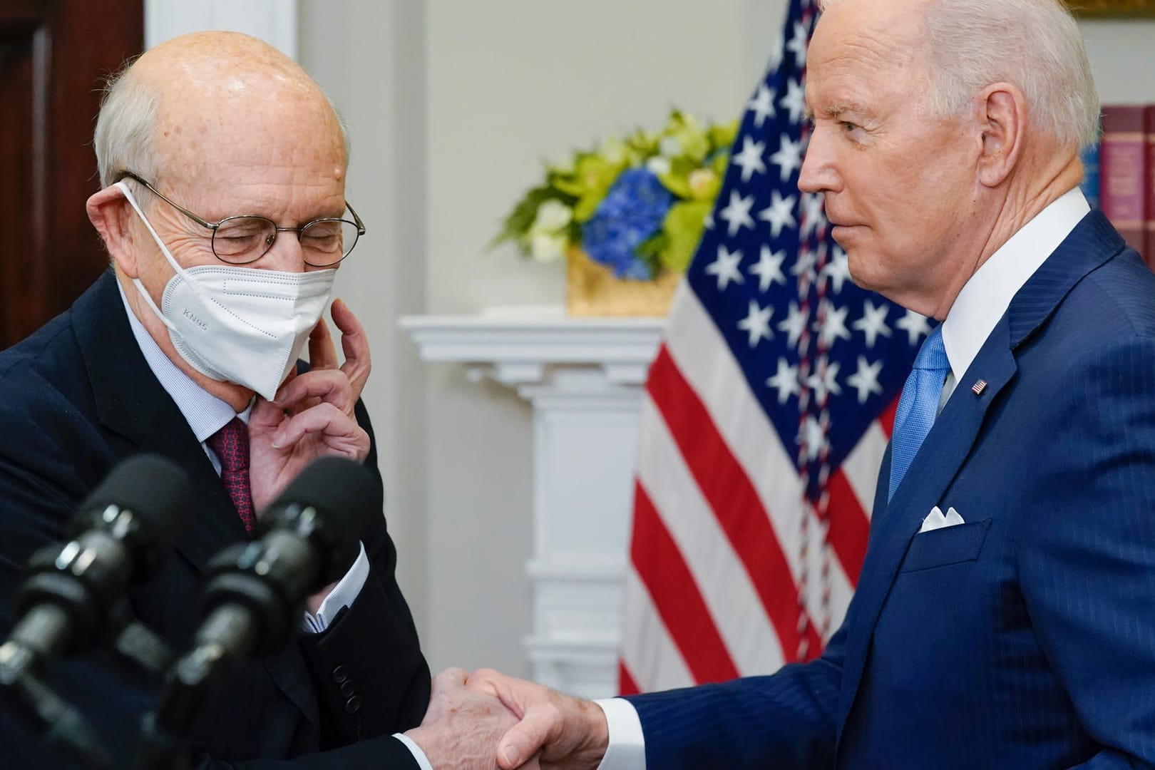 Joe Biden (r) und Stephen Breyer (l), der sich vom Supreme Court zurückziehen wird: Der US-Präsident will erstmals eine schwarze Frau an die Spitze des US-Gerichts bringen.