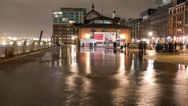 Der Hamburger Fischmarkt steht während des Hochwassers der Elbe entgegen der Vorhersagen nur leicht unter Wasser.