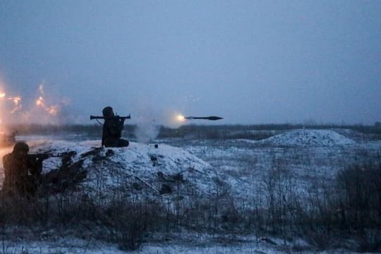 Dieses vom russischen Verteidigungsministerium zur Verfügung gestellten Foto zeigt russische Soldaten bei einer Militärübung.