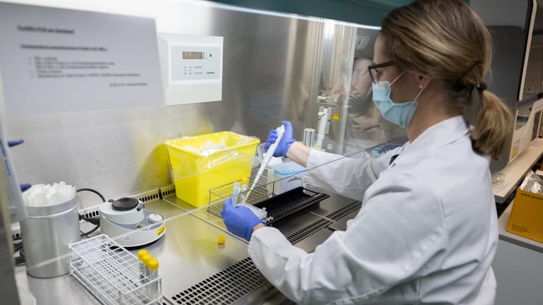 PCR Tests werden vorbereitet (Symbolbild): Der Inzidenzwert in Deutschland liegt mittlerweile über 1.000.