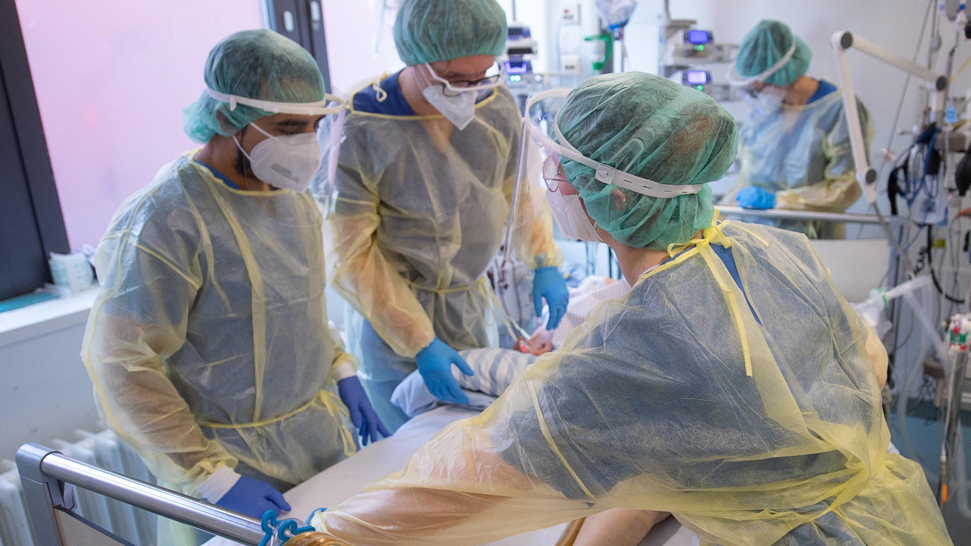 Intensivstation für Corona-Patienten: Wegen der rasanten Ausbreitung von Omikron rechnen viele Experten mit zahlreichen neuen Patienten in den Kliniken.