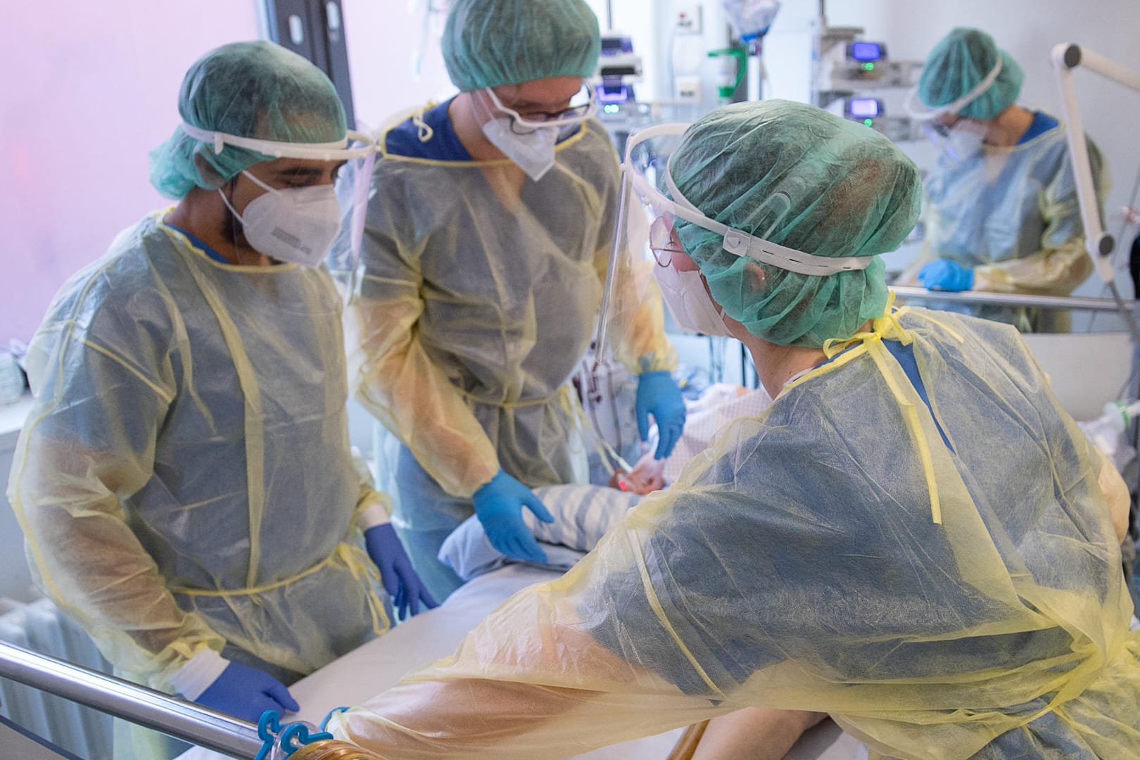 Intensivstation für Corona-Patienten: Wegen der rasanten Ausbreitung von Omikron rechnen viele Experten mit zahlreichen neuen Patienten in den Kliniken.