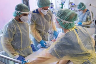 Intensivstation für Corona-Patienten: Wegen der rasanten Ausbreitung von Omikron rechnen viele Experten mit zahlreichen neuen Patienten in den Kliniken.