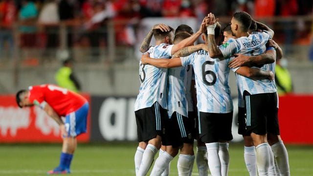 Argentiniens Spieler feiern nach dem 2:1-Sieg gegen Chile.