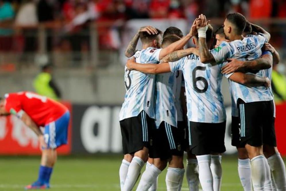 Argentiniens Spieler feiern nach dem 2:1-Sieg gegen Chile.