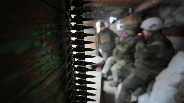 Ukrainische Soldaten ruhen sich in einem Unterschlupf in der Region Luhansk in der Ostukraine aus.