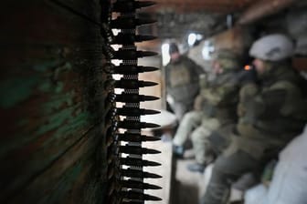 Ukrainische Soldaten ruhen sich in einem Unterschlupf in der Region Luhansk in der Ostukraine aus.