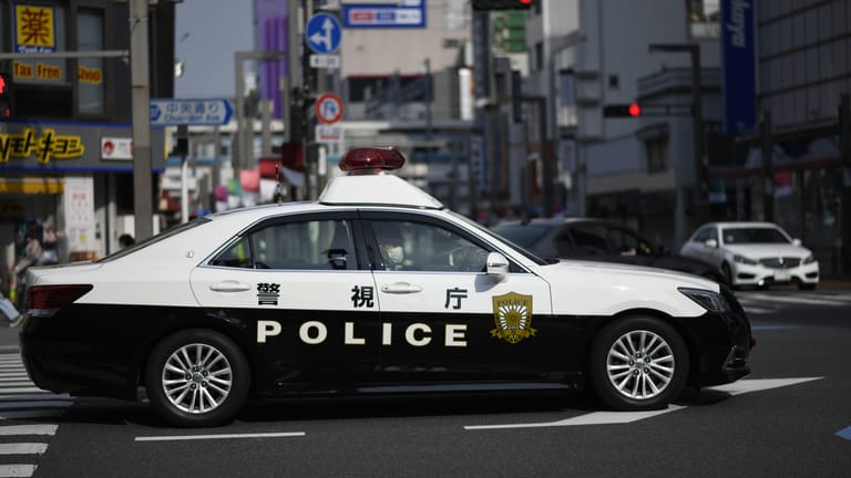 Ein Polizeiauto in Japan (Archivfoto): Bei einer Geiselnahme in der Nähe von Tokio ist Berichten zufolge ein Arzt ums Leben gekommen.