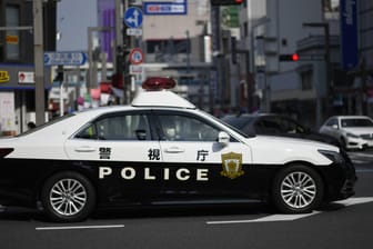 Ein Polizeiauto in Japan (Archivfoto): Bei einer Geiselnahme in der Nähe von Tokio ist Berichten zufolge ein Arzt ums Leben gekommen.