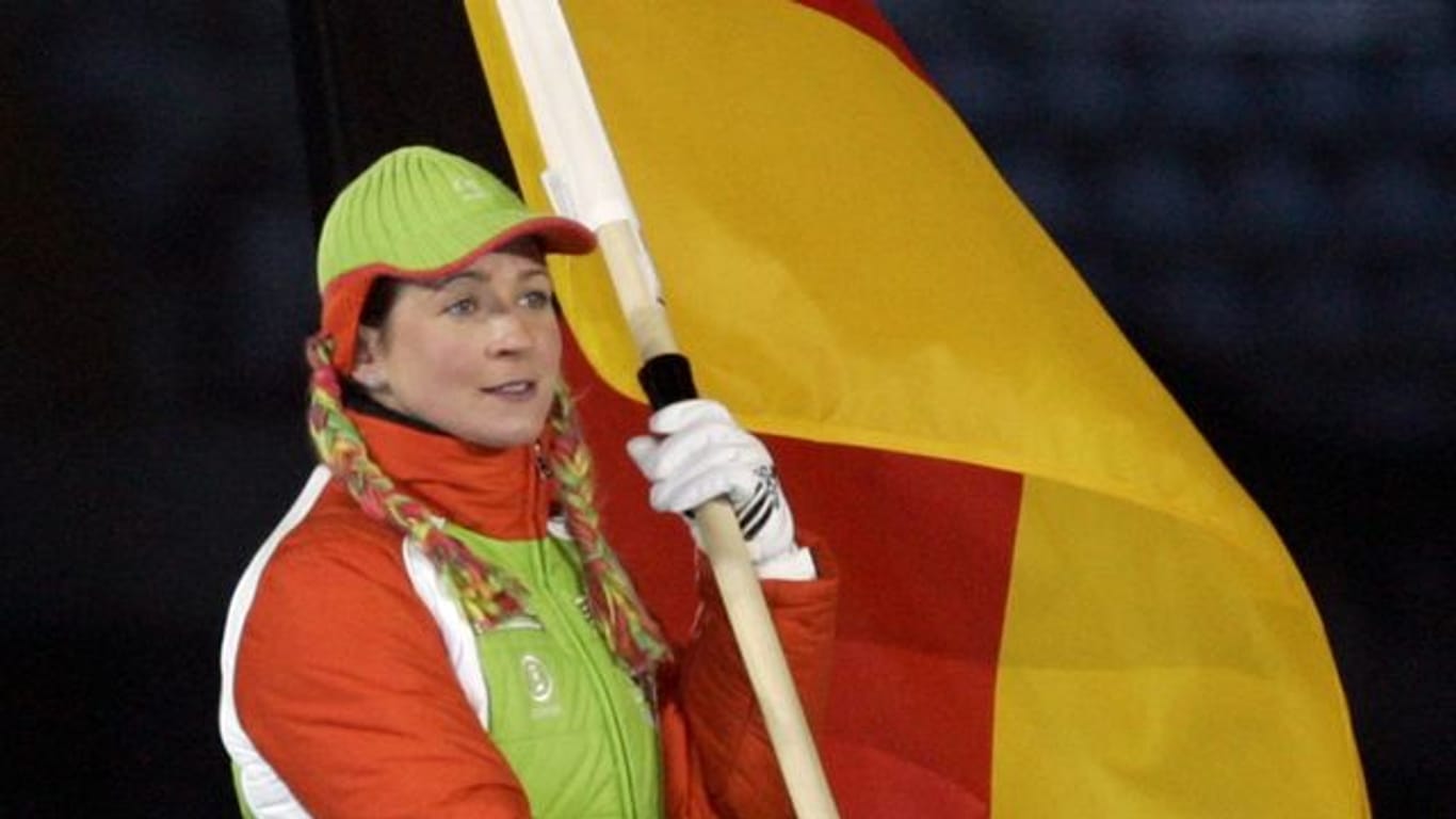 Eisschnelläuferin Claudia Pechstein trägt 2006 bei der Abschlussfeier der Olympischen Winterspiele in Turin die deutsche Fahne.